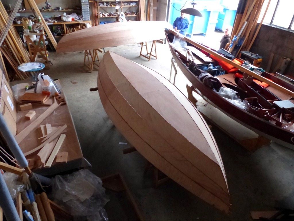 Nous d&eacute;marrons cette journ&eacute;e de dimanche &agrave; 9h, seule concession au repos hebdomadaire ! En effet, nous n'avons que 9 jours pour construire les coques de ces deux Skerry et les gr&eacute;er enti&egrave;rement, ce qui inclut la confection des espars, une op&eacute;ration assez chronophage (et je marque 100 points pour avoir r&eacute;ussi &agrave; placer "chronophage"). 