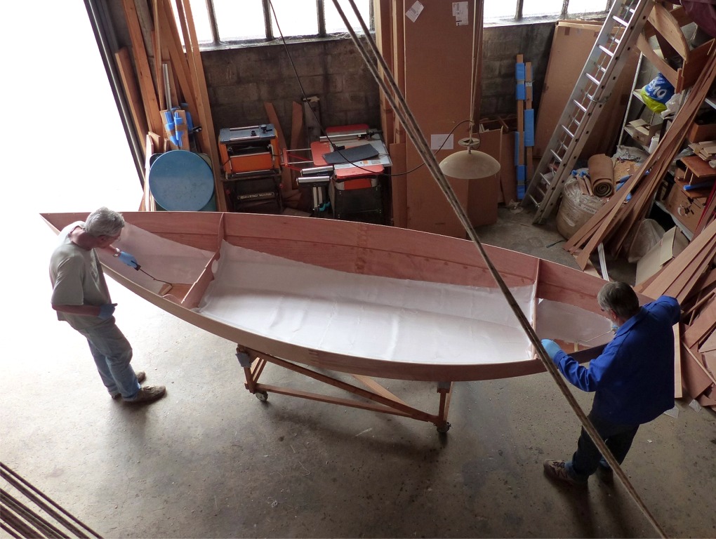 Nous utilisons des rouleaux pour d&eacute;poser l'&eacute;poxy sur le tissu de verre et la faire p&eacute;n&eacute;trer dans les fibres. 