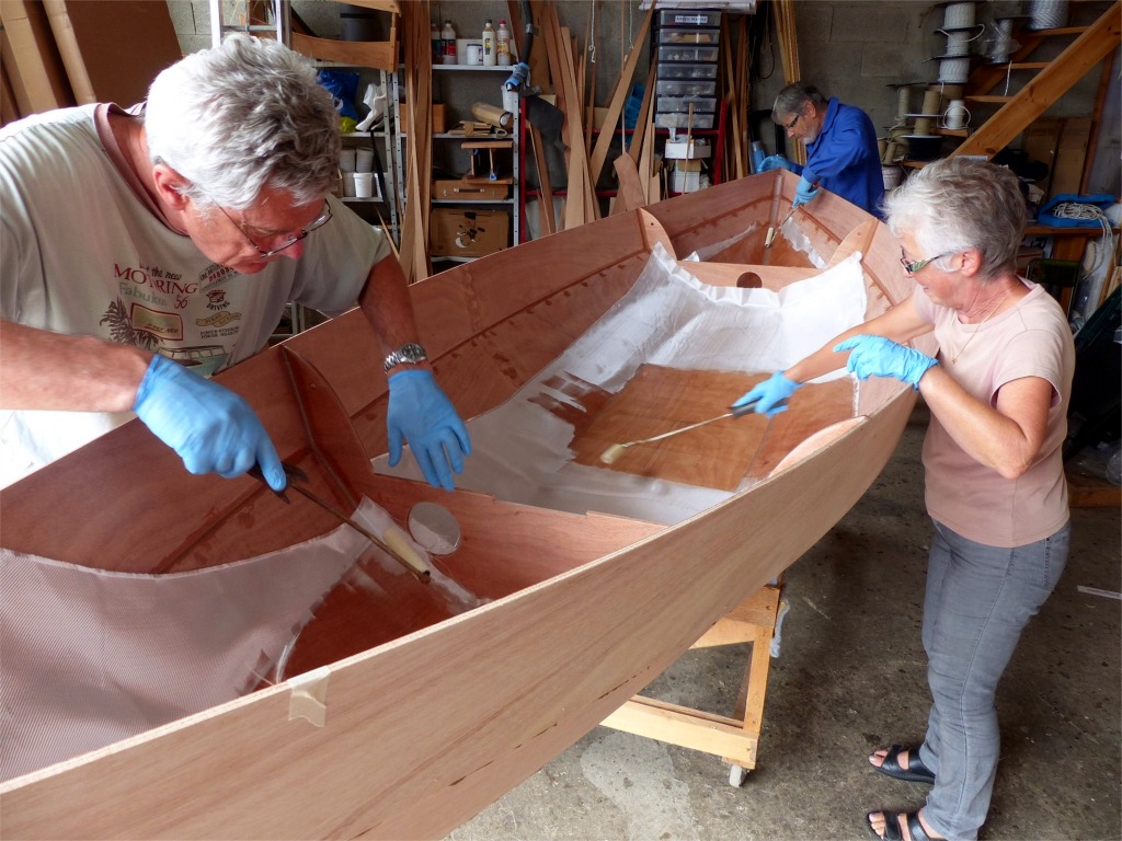 Le tissu de verre devient parfaitement transparent lorsqu'il est totalement satur&eacute; de r&eacute;sine. Nous couperons l'exc&eacute;dent de tissu au del&agrave; du joint entre les bord&eacute;s 1 et les bord&eacute;s 2. 