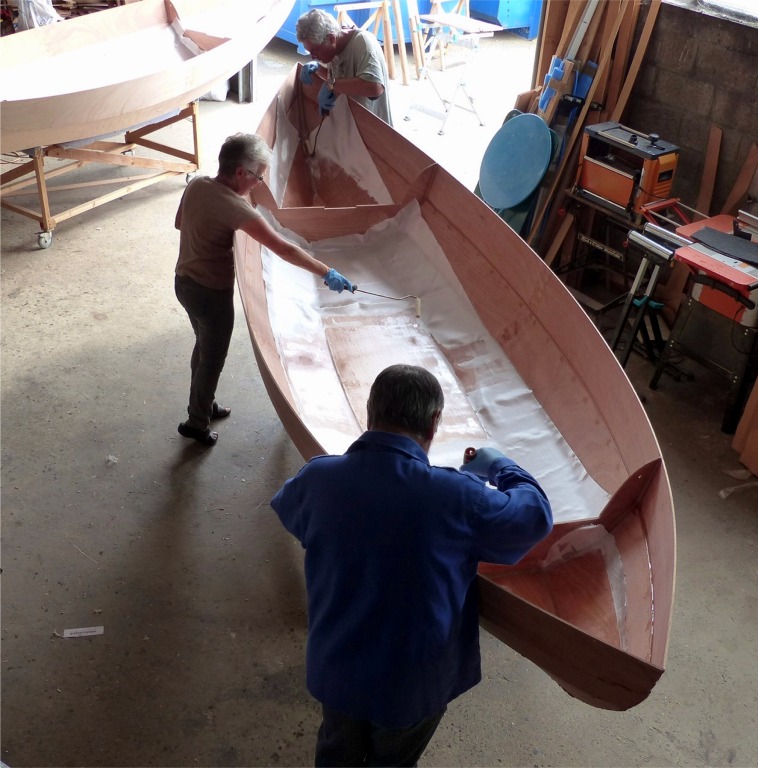 Le rouleau est mouill&eacute; d'&eacute;poxy, puis celle-ci est d&eacute;pos&eacute;e &agrave; la surface du tissu de verre qui est ensuite roul&eacute; jusqu'&agrave; ce que la r&eacute;sine ait p&eacute;n&eacute;tr&eacute; au coeur du tissu et le lie &agrave; la surface du contreplaqu&eacute; en-dessous. 