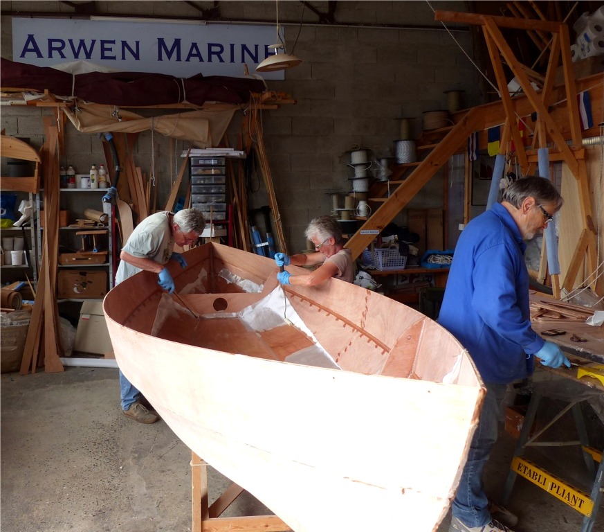 Nous avons choisi de faire la stratification successivement sur chacun des deux Skerry afin de travailler plus vite et ainsi ne pas craindre d'&ecirc;tre pris de court par la r&eacute;action de l'&eacute;poxy car le temps s'est mis au beau et nous b&eacute;n&eacute;ficions d'une belle chaleur pour cette fin d'&eacute;t&eacute;. 