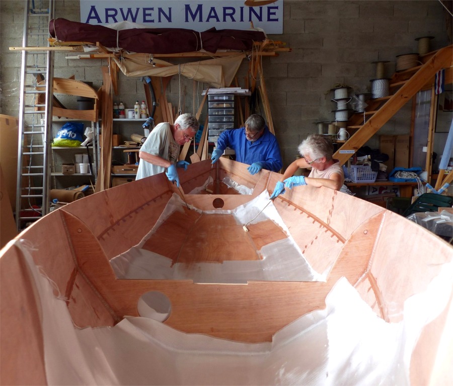 La m&ecirc;me zone sera stratifi&eacute;e sur l'ext&eacute;rieur de la coque, le moment venu, ce qui reviendra &agrave; cr&eacute;er un sandwich de contreplaqu&eacute; pris entre deux couches de fibre de verre : tr&egrave;s rigide et solide, mais tr&egrave;s l&eacute;ger en m&ecirc;me temps. 