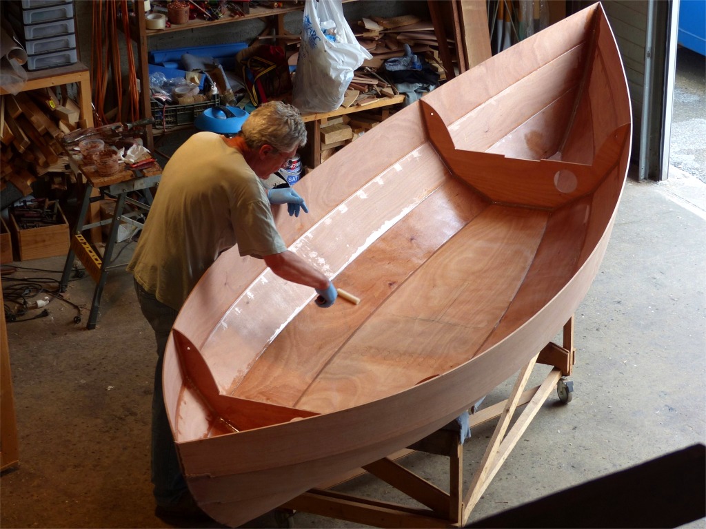 Apr&egrave;s avoir coup&eacute; l'exc&eacute;dent de tissu de verre et attendu que l'&eacute;poxy ne soit presque plus collante au doigt, nous repassons une couche d'&eacute;poxy "mouill&eacute; sur mouill&eacute;" afin de remplir la trame du tissu de verre. 