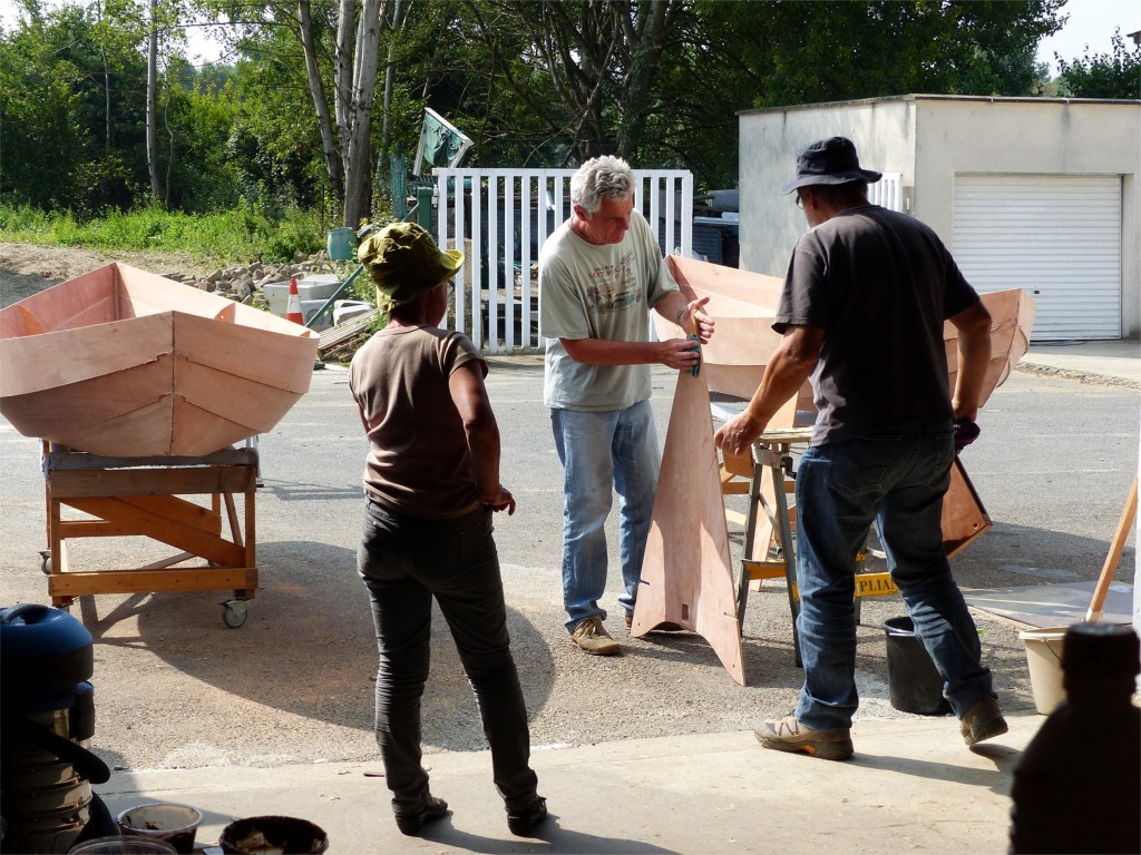 Nous avions entam&eacute; la journ&eacute;e par un grand pon&ccedil;age de l'int&eacute;rieur et nous faisons maintenant un grand d&eacute;poussi&egrave;rage au chiffon humide de l'int&eacute;rieur de la coque et de toutes les pi&egrave;ces que nous allons maintenant coller en place : le premier montage est toujours sans colle, on v&eacute;rifie, on d&eacute;monte, on encolle et on remonte ! 