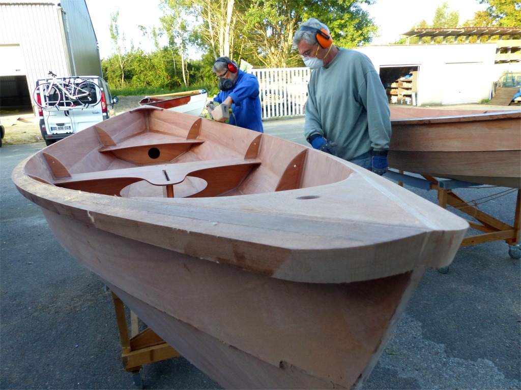 Cette matin&eacute;e est consacr&eacute;e au pon&ccedil;age des listons. Nous avons recoup&eacute; les extr&eacute;mit&eacute;s en arc de cercle et arrasons la surface sup&eacute;rieure pour &eacute;liminer les restes de colle, mettre &agrave; niveau les deux lattes et obtenir une surface unique depuis la tranche du carreau. 