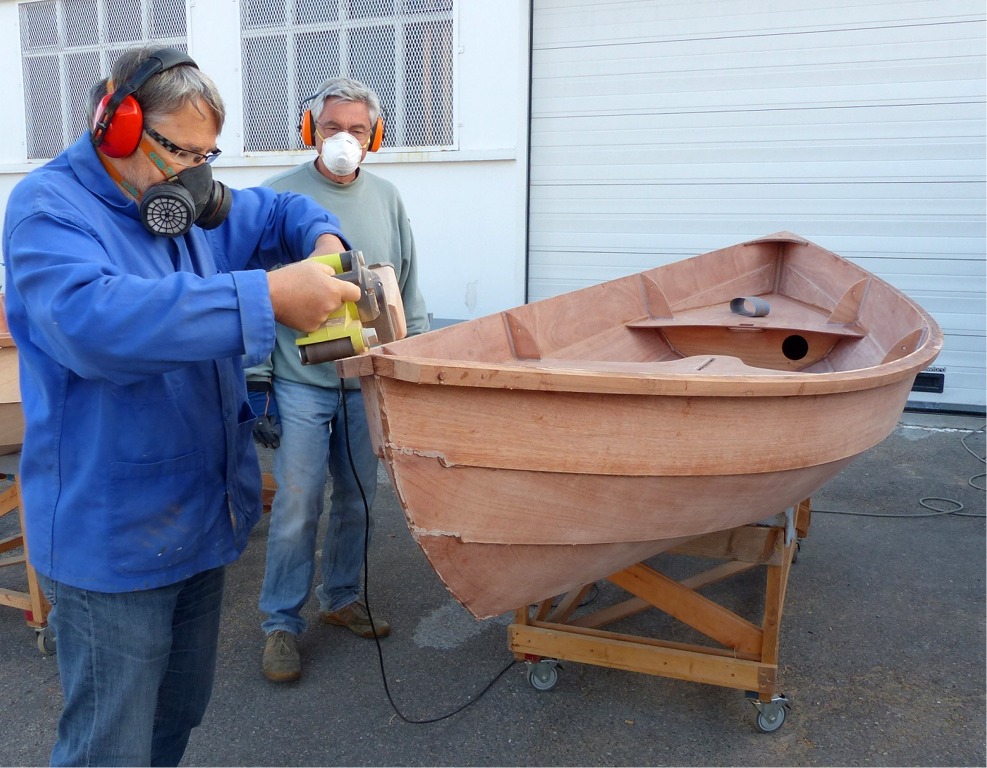 Nous passerons ensuite un coup de d&eacute;fonceuse sur l'ar&ecirc;te sup&eacute;rieure ext&eacute;rieure des listons (avec une fraise en qart de rond) afin de l'arrondir. 