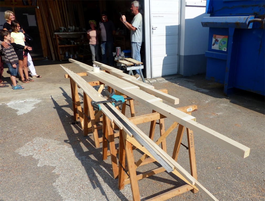 Nous coupons encore des scarfs cet apr&egrave;s-midi, pour les lattes d'&acirc;me des m&acirc;ts et pour les vergues et b&ocirc;mes. Christian photographie ses petits-enfants et leurs deux grand-m&egrave;res venus voir ce que c'est que cette histoire de construction de bateaux en Picardie (bient&ocirc;t Picardie-Nord-Pas de Calais dans le cadre de la simplification administrative). 