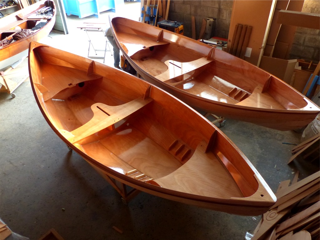 En effet, nos deux Skerry commencent à être bien jolis ! Nous venons de repasser une couche d'époxy sur toute la surface intérieure et ils brillent de tous leurs feux ! 