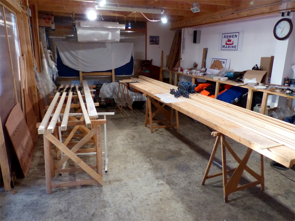 Nous avons donc coll&eacute; les scarfs de tous les &eacute;l&eacute;ments des espars. A gauche, ce sont les b&ocirc;mes et les vergues qui sont d'une seule &eacute;paisseur (avec un scarf) et sur la table &agrave; droite, ce sont les quatre "joues" et les les quatre lattes d'&acirc;me de nos deux m&acirc;ts. 