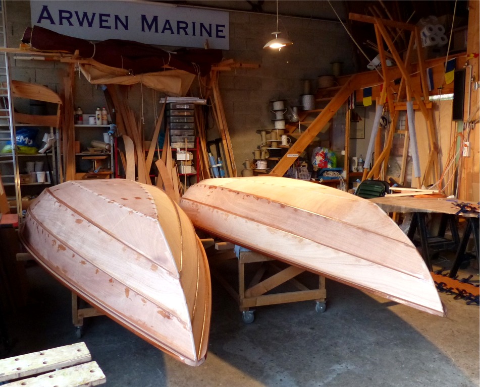 Nous avons repass&eacute; une couche sur tous les joints ext&eacute;rieurs et bouch&eacute; les torus des sutures afin de pr&eacute;parer les deux coques pour la stratification partielle de leur surface ext&eacute;rieure, que nous ferons demain matin. 