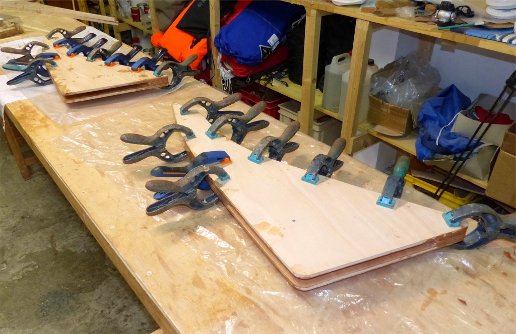 Nous collons la seconde joue des gouvernails (nous avions coll&eacute; les &eacute;l&eacute;ments d'&acirc;me sur la premi&egrave;re joue hier). 