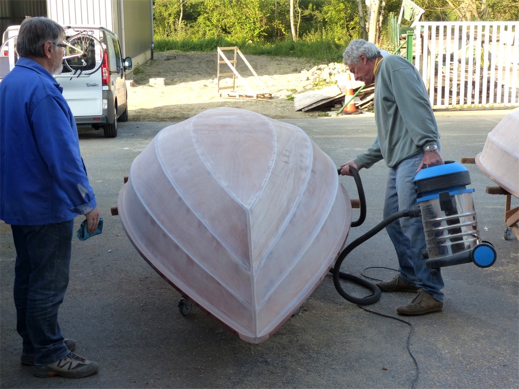 Nous commen&ccedil;ons cette journ&eacute;e par le pon&ccedil;age des coques, suivi d'un d&eacute;poussi&egrave;rage complet, en vue de la stratification que nous allons faire tout &agrave; l'heure. 