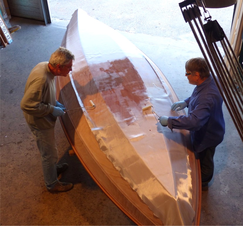 De plus, l'apport de cette stratification compl&eacute;mentaire serait faible au niveau structurel car le haut de la coque est "tenu" par les listons, et il est loin d'&ecirc;tre soumis aux m&ecirc;me agressions que la partie basse.