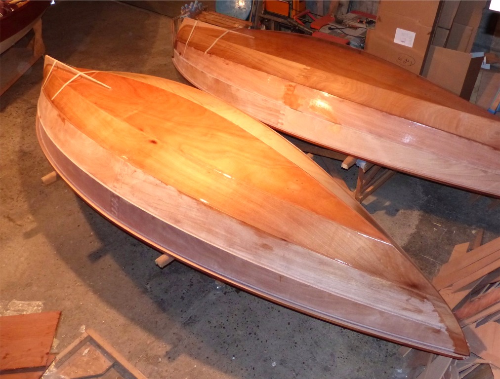 Le collage de l'aileron est la derni&egrave;re op&eacute;ration de construction sur les coques. Il ne nous reste plus qu'&agrave; fixer la semelle sur l'aileron, ouvrir le puits de d&eacute;rive &agrave; travers la sole, ajouter les bandes de renfort de l'aileron et de l'ouverture du puits, faire un pon&ccedil;age g&eacute;n&eacute;ral et passer la derni&egrave;re couche d'&eacute;poxy, et on pourra s'occuper de la partie "voile" ! 