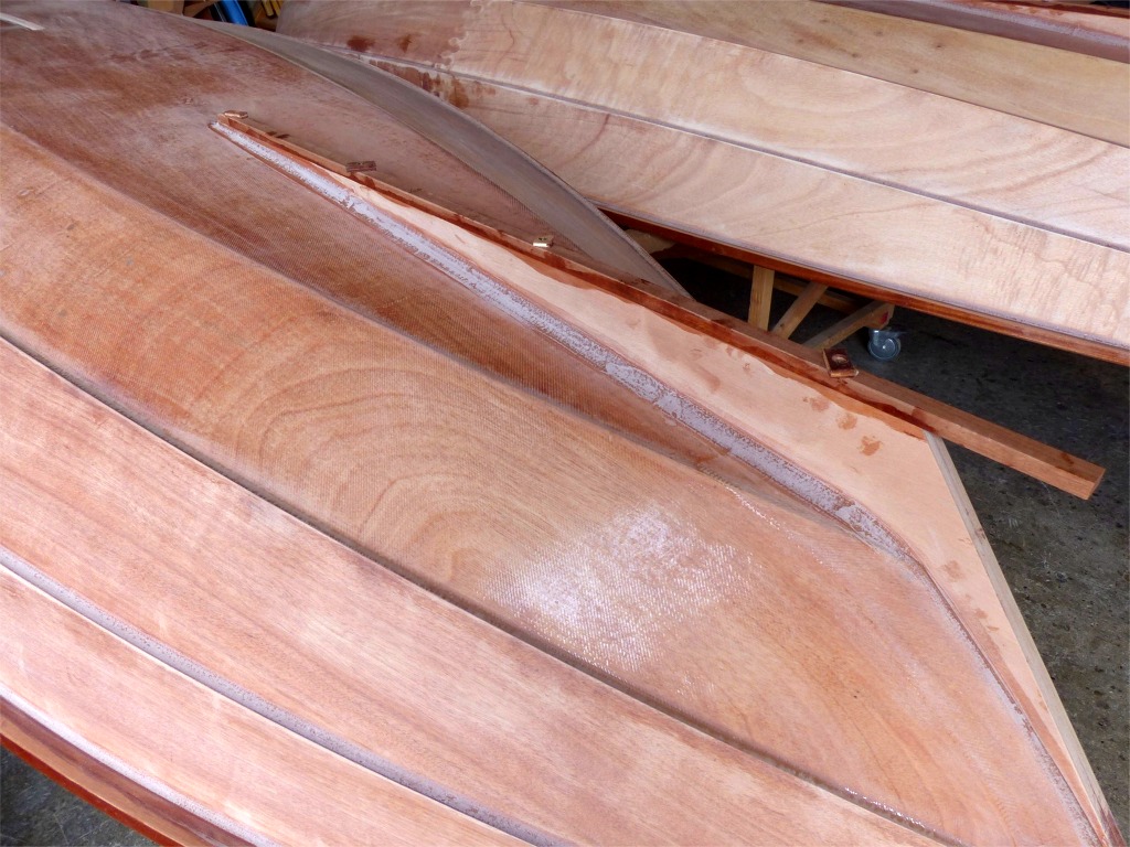 Nous collons la "semelle" sous l'aileron. 