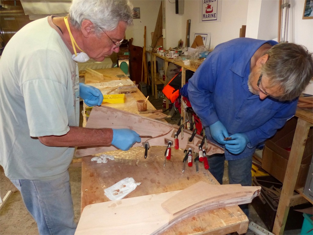 Collage des "joues" de tête de gouvernail. 