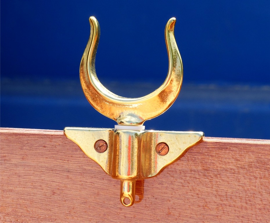 J'en profite pour faire une image d'une des dames de nage dans son support &agrave; garniture nylon : elle tourne facilement et sans couiner (et j'ai des douilles nylon de rechange en stock). Ce support de dame de nage en angle est fix&eacute; par 4 vis en bronze : 2 dans le plan horizontal, et 2 dans le plan vertical). 