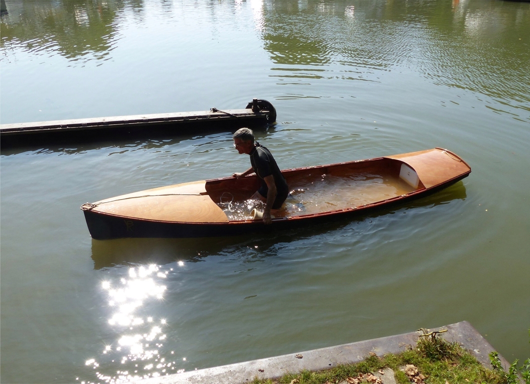 J'ai poliment d&eacute;clin&eacute; l'invitation de Pierre de prendre ma propre Yole de Chester pour proc&eacute;der aux m&ecirc;mes essais en mettant en avant le fait qu'il fallait que quelqu'un assure la couverture photographique de ces essais de flottabilit&eacute;. Pierre a donc rempli son Atipik plusieurs fois et test&eacute; sa stabilit&eacute; une fois rempli d'eau, comme on le voit ci-dessus. Ces tests se sont d&eacute;roul&eacute;s sans probl&egrave;me, mais ont montr&eacute; que la trappe que nous avons utilis&eacute;e pour le compartiment arri&egrave;re n'&eacute;tait pas &eacute;tanche &agrave; la submersion. 