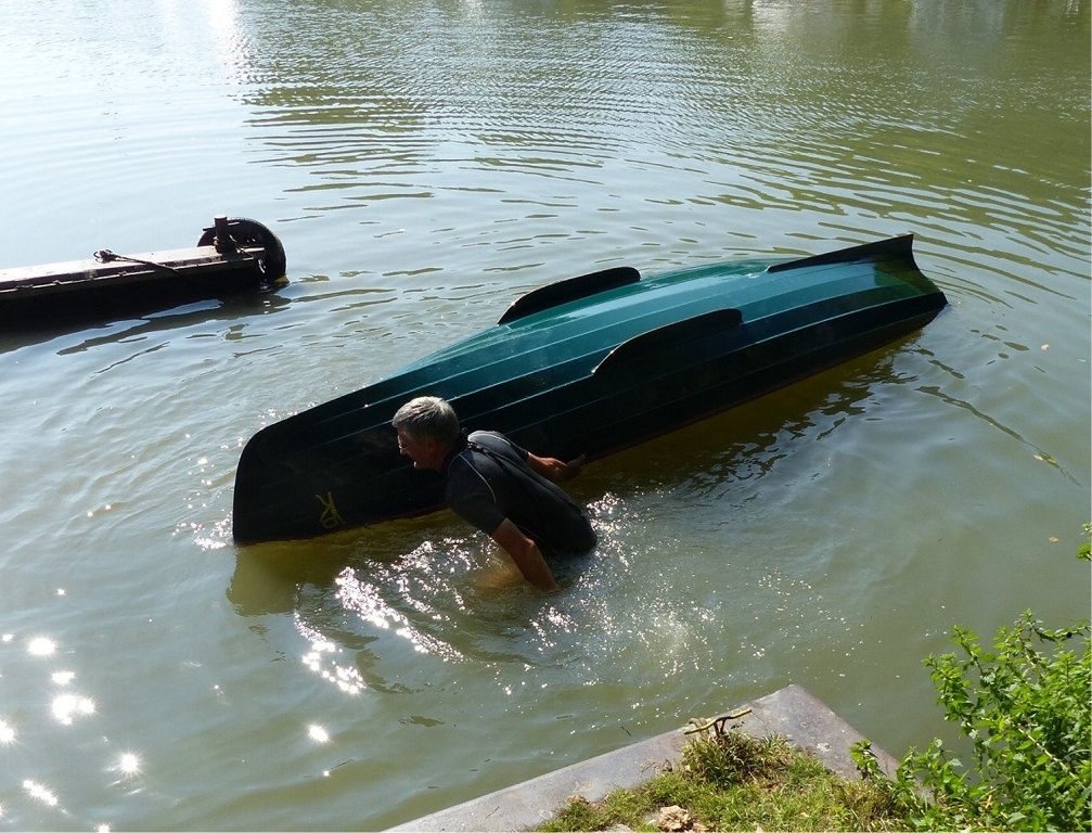 Pierre a retourn&eacute; Atipik pour le vider, et a montr&eacute; qu'avec le coup de main, on peut le remettre &agrave; l'endroit pratiquement sans une goutte d'eau &agrave; l'int&eacute;rieur, &agrave; condition de pouvoir &ecirc;tre debout dans moins de 70 cm d'eau (&agrave; l'avenir, il faudra donc t&acirc;cher de chavirer &agrave; proximit&eacute; d'une plage r&eacute;pondant &agrave; ces crit&egrave;res !) 