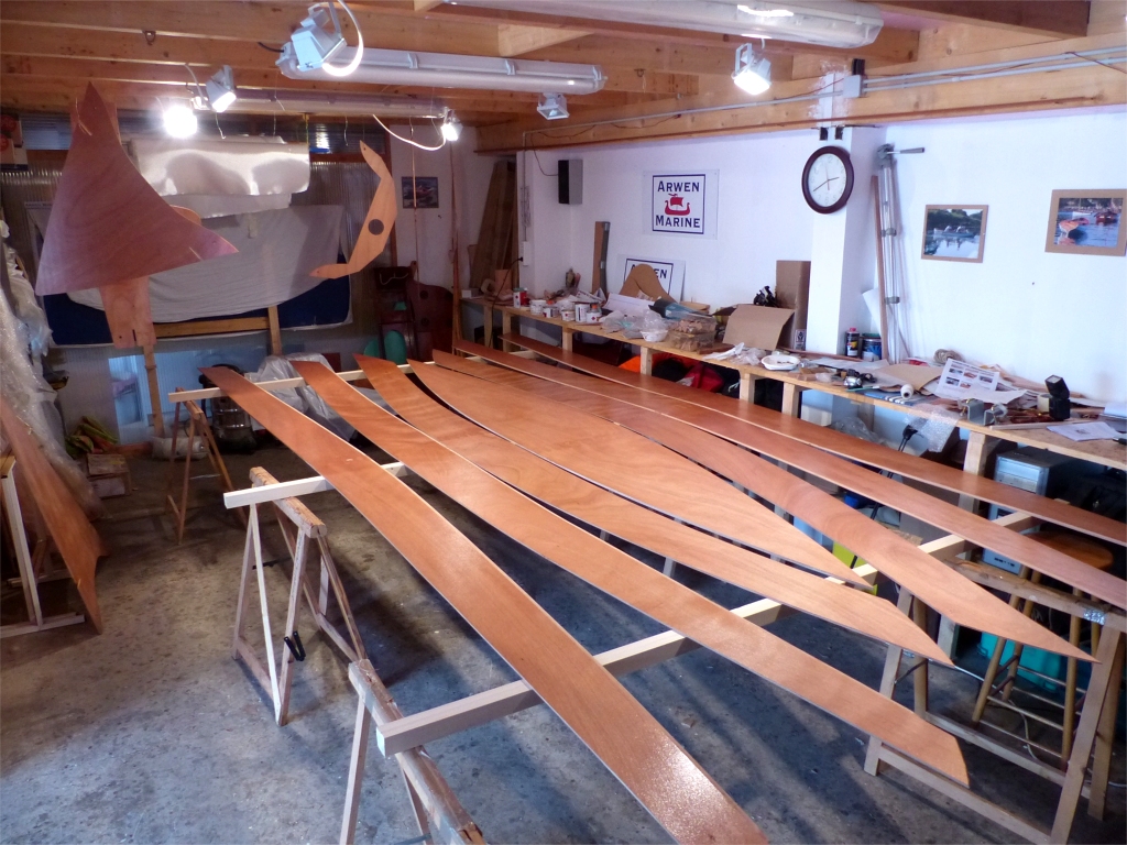 Et voici donc le d&eacute;but de la construction du Skerry N&deg;51. Sur cette image, c'est l'impr&eacute;gnation des panneaux de coque et des pi&egrave;ces de structure. Le but de cette premi&egrave;re couche d'&eacute;poxy est de durcir la surface du contreplaqu&eacute; pour le prot&eacute;ger des mauvais coups possibles pendant les manipulation li&eacute;es &agrave; la construction. De plus, toutes les pi&egrave;ces doivent recevoir au minimum deux couches d'&eacute;poxy afin de cr&eacute;er une barri&egrave;re &eacute;tanche &agrave; l'eau, et c'est donc d&eacute;j&agrave; une de faite ! 