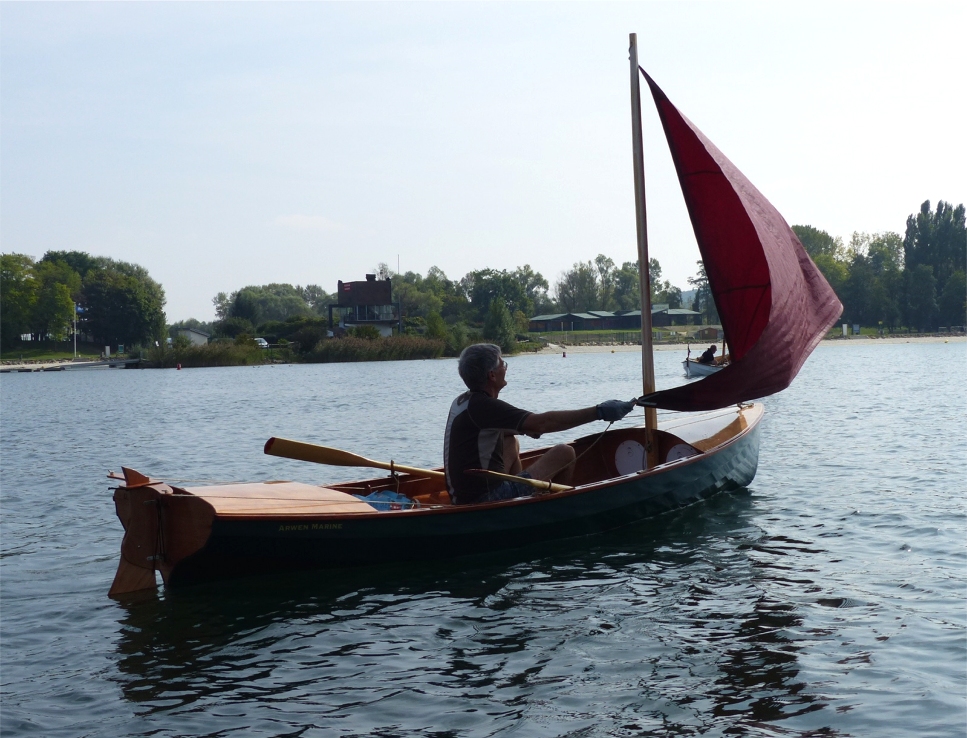 Pierre est venu sans la voile d'Atipik, mais il teste un gréement d'un type nouveau : il a envoyé le foc de son Thema en inversant point d'écoute et point de drisse : encore un demi-tour et il invente la voile latine ! 