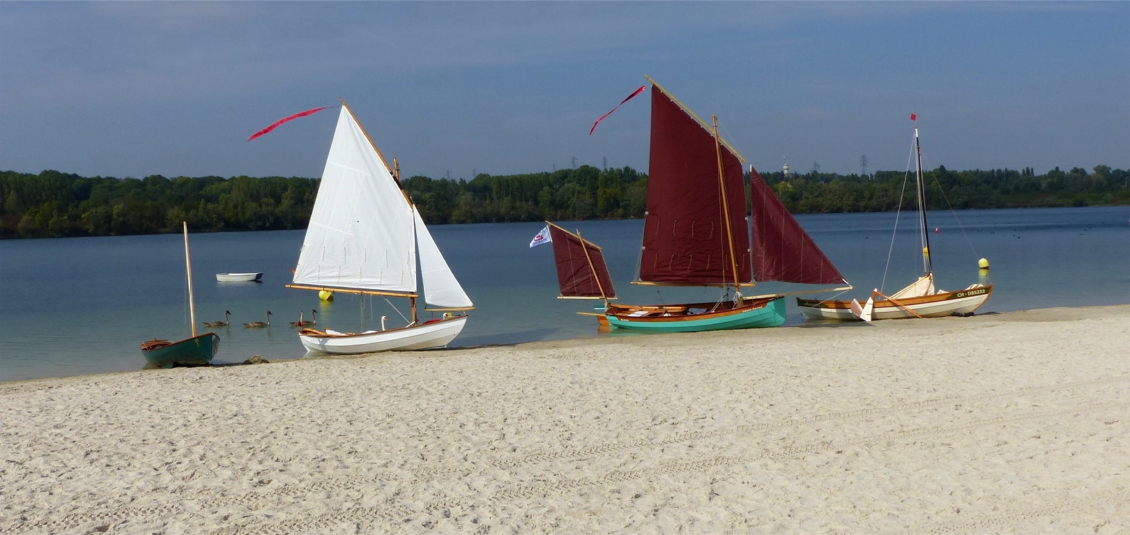 Dernière info : pour ceux qui seront en région parisienne le 26 septembre (ce samedi), il y a "Voiles dans la Brie'Z" sur le plan d'eau de la Base de Loisirs de Jablines-Annet. Cette photo du plan d'eau de Jablines vient de la page "Le mardi c'est Skerry". 