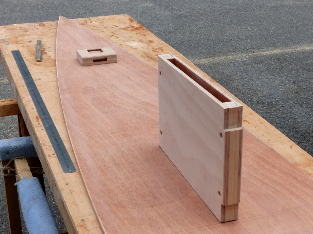 Apr&egrave;s avoir ponc&eacute; cette premi&egrave;re couche, je trace sur la sole l'emplacement des cloisons, du pied de m&acirc;t et du puits de d&eacute;rive, car c'est infiniment plus facile de le faire alors que la sole est totalement accessible sur la table. Notez que le pied de m&acirc;t et le puits de d&eacute;rive n'ont pas encore re&ccedil;u leur premi&egrave;re couche d'&eacute;poxy. 