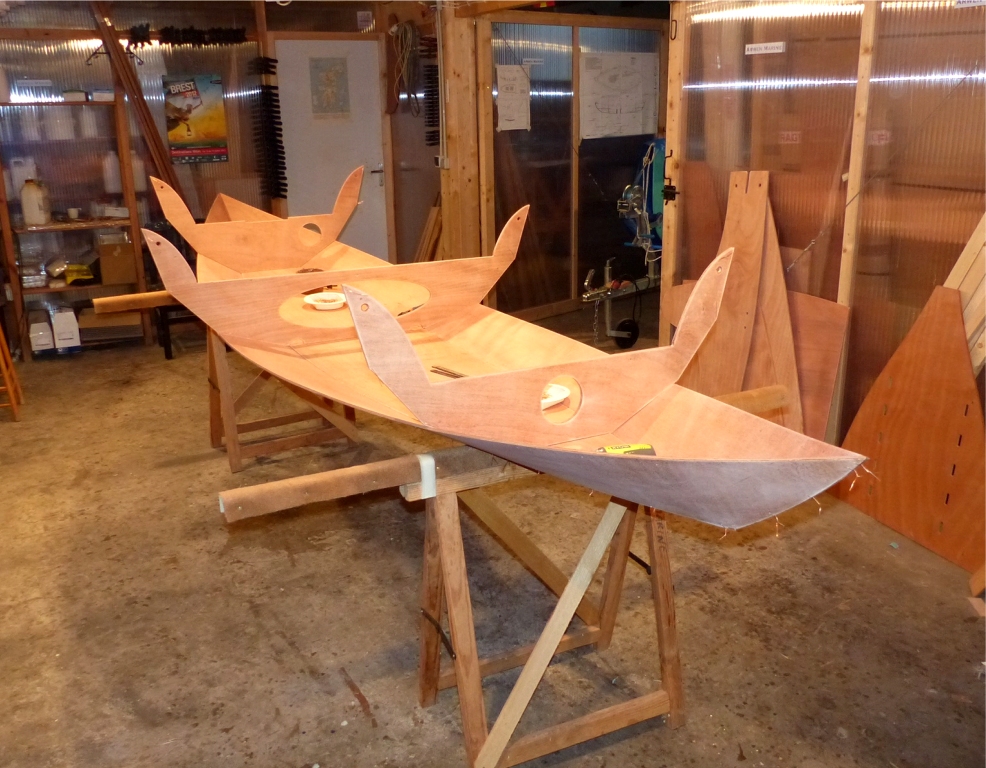 Je commence la couture de la coque de fa&ccedil;on habituelle : bord&eacute;s 1 de part et d'autre de la sole, puis cloisons, et j'encha&icirc;nerai ensuite avec les bord&eacute;s 2 et 3. 