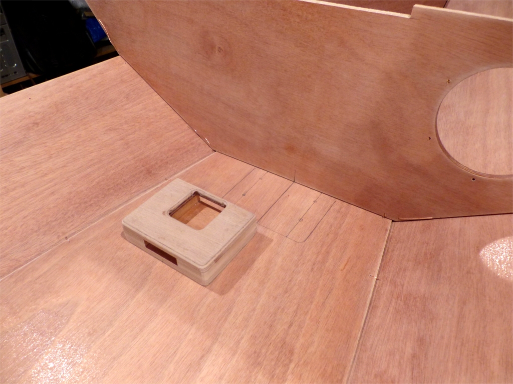 Gros plan sur le pied de m&acirc;t et sur le le trac&eacute; qui permettra de le visser-coller en place le moment venu. Cette op&eacute;ration interviendra apr&egrave;s le collage et la stratification int&eacute;rieure. 