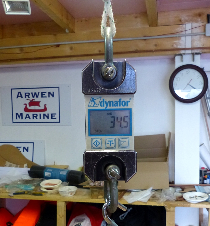 J'ai ajout&eacute; les trois si&egrave;ges, le pied de m&acirc;t et le puits de d&eacute;rive dans la coque afin d'obtenir le poids total du bateau hors &eacute;poxy et tissu de verre : le voici, 34.5 kg. Ce qui signifie, consid&eacute;rant le poids final pr&eacute;vu de la coque (45 kg), que je vais en principe ajouter &agrave; partir de maintenant 10.5 kg d'&eacute;poxy, charge et fibre de verre : &agrave; voir d'ici deux semaines. 