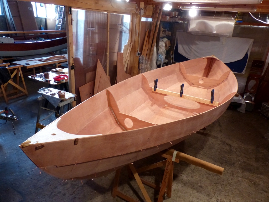 Je fais cette photo alors que je viens de faire les joints-cong&eacute;s de l'&eacute;trave, de l'&eacute;tambot et de la face int&eacute;rieure des cloisons avant et arri&egrave;re. On voit que j'ai remont&eacute; les deux guirlandes afin de "v&eacute;rouiller" l'ouverture de la proue et la poupe pendant que l'&eacute;poxy durcit. Je les d&eacute;monterai demain pour faire les joints et la stratification sur l'int&eacute;rieur. 