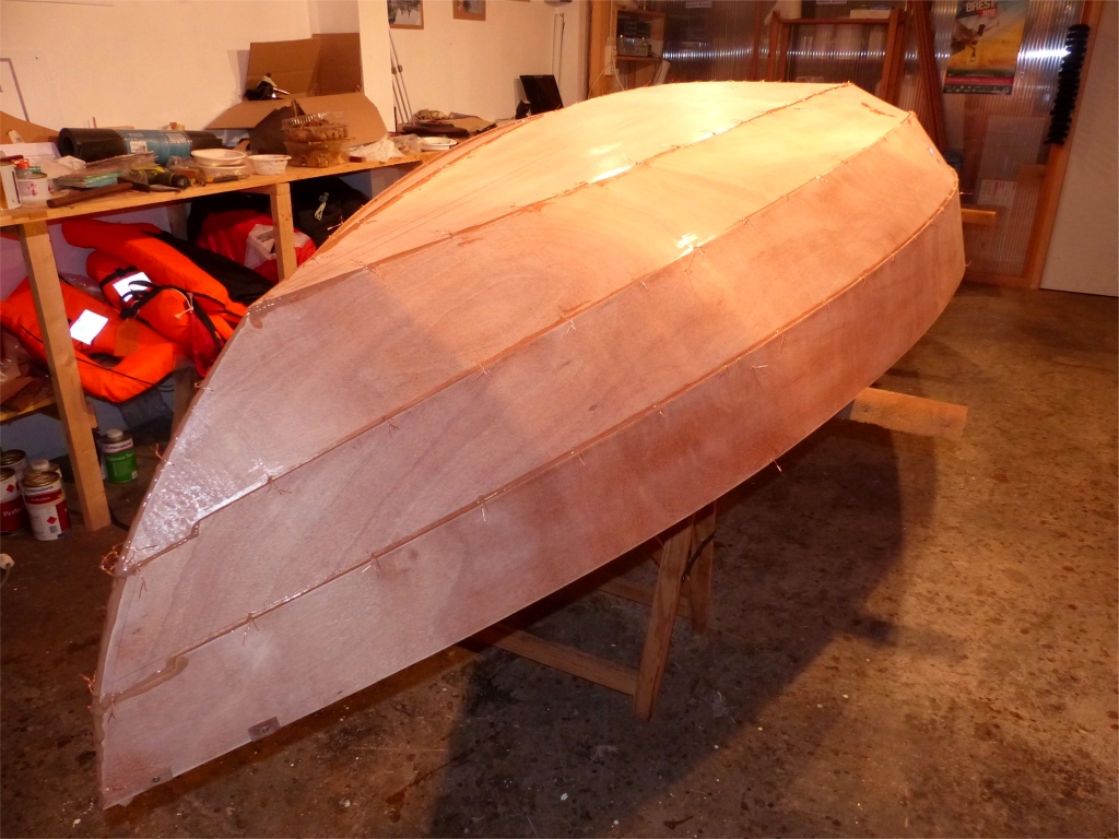 Mon assistante est pass&eacute;e &agrave; l'atelier pour m'aider &agrave; tourner la coque qui ne p&egrave;se encore que 27 kg sans les trois si&egrave;ges (pour les bons en calcul mental, j'ai donc bien ajout&eacute; 500 g d'&eacute;poxy charg&eacute;e). J'ai ensuite d&eacute;pos&eacute; un cordon d'&eacute;poxy charg&eacute;e assez fluide (consistance "ketchup") le long de tous les joints entre la sole et les 6 bord&eacute;s, y-compris l'&eacute;trave et l'&eacute;tambot. 