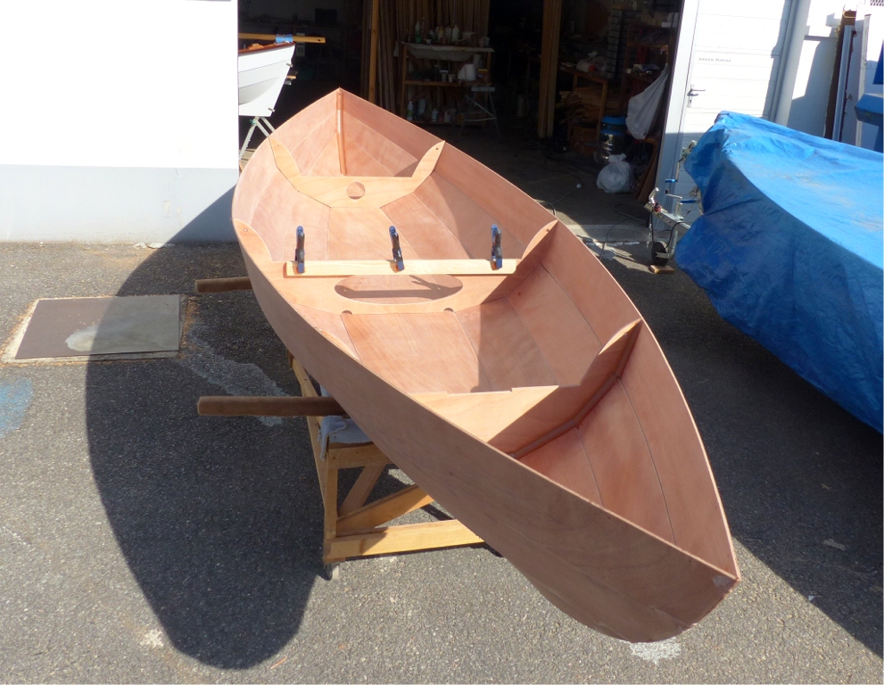 Mon assistante est venue une seconde fois pour m'aider &agrave; remettre la coque &agrave; l'endroit et j'ai d&eacute;pos&eacute; les deux guirlandes en vue de la suite des op&eacute;rations. 