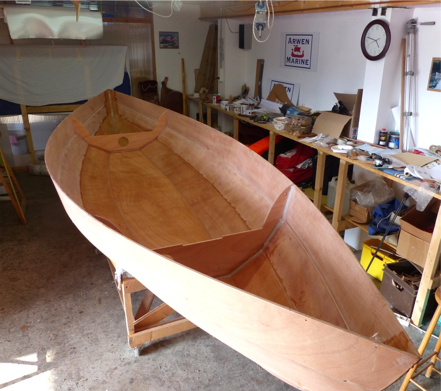 Presque 4 heures s&eacute;parent cette image de la pr&eacute;c&eacute;dente : tout le tissu de verre est satur&eacute; d'&eacute;poxy, et j'ai coup&eacute; au cutter l'exc&eacute;dent de tissu au-del&agrave; du joint entre les bord&eacute;s 1 et 2. J'ai ensuite pass&eacute; une seconde couche "mouill&eacute; sur mouill&eacute;" sur la surface du compartiment central afin de "noyer la trame" du tissu de verre, l&agrave; o&ugrave; il sera visible. 