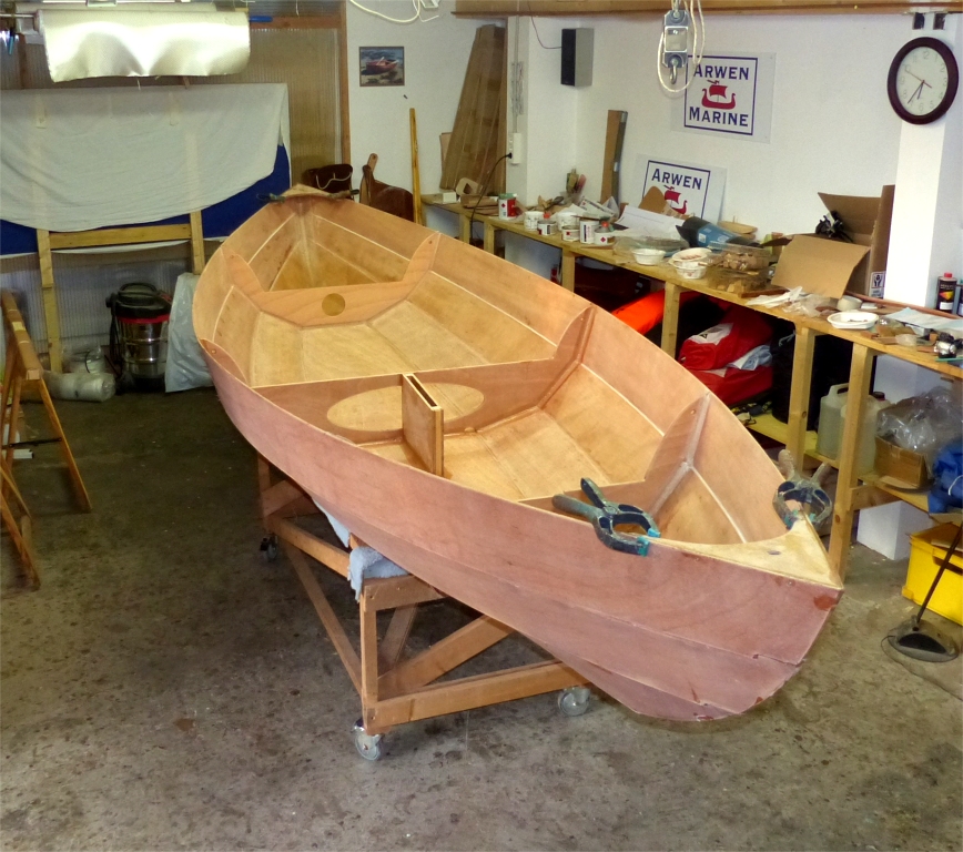 Puis je re-suture en place la cloison centrale et je monte le puits de d&eacute;rive avec ses trois vis (deux &agrave; travers la sole et une &agrave; travers le haut de la cloison centrale). Je monte aussi le pied de m&acirc;t avec ses 4 vis et les deux guirlandes, avec 4 vis chacune &eacute;galement. Ensuite je red&eacute;monte tout (sauf la cloison centrale), j'encolle toutes les surfaces de contact, et je remonte le tout, puis je fais des joints-cong&eacute;s dans tous les angles entre ces pi&egrave;ces. 