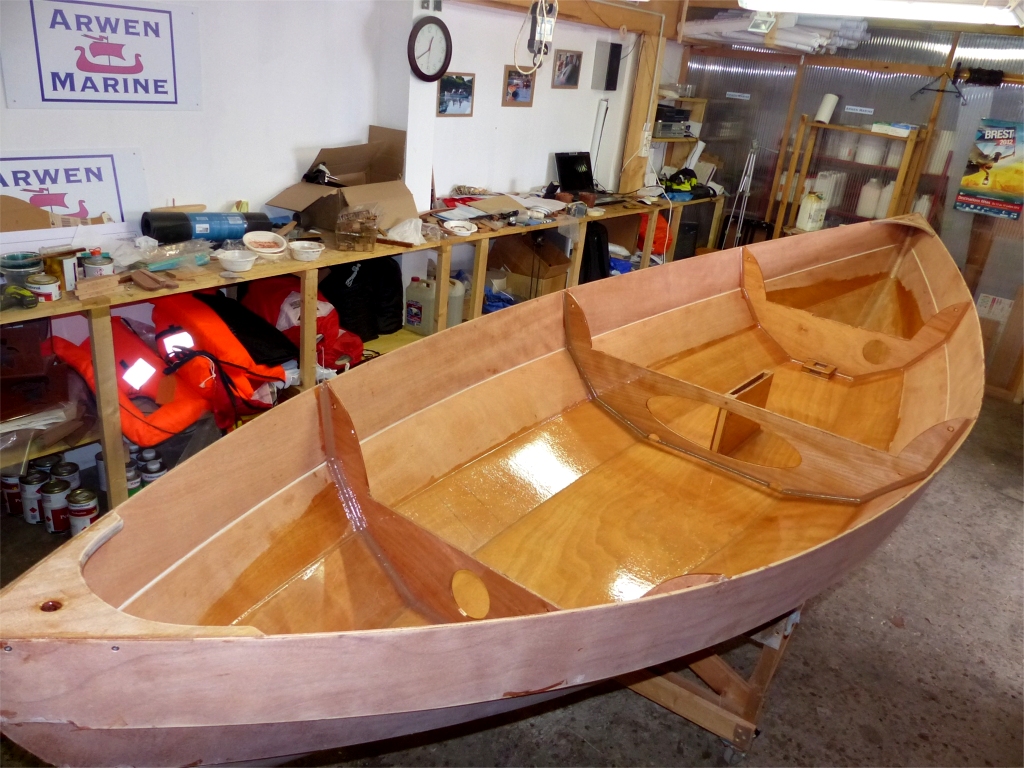 En vue du collage des si&egrave;ges, je passe au rouleau une couche d'&eacute;poxy sur toute la surface du compartiment central et sur la partie de celle des compartiments avant et arri&egrave;re qui se trouve au-del&agrave; de la stratification. Je passe aussi une couche d'&eacute;poxy sur la surface inf&eacute;rieure des trois si&egrave;ges. Ceux parmi vous qui ont une (tr&egrave;s) bonne vue ont remarqu&eacute; que j'ai aussi tartin&eacute; d'&eacute;poxy "cr&egrave;me de marrons" la partie rectiligne des cloisons, sur laquelle reposeront les si&egrave;ges. 