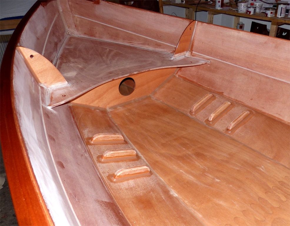 J'ai aussi viss&eacute;-coll&eacute; les cale-pieds et fait des joints-cong&eacute;s sur toute leur p&eacute;riph&eacute;rie afin de les renforcer. 