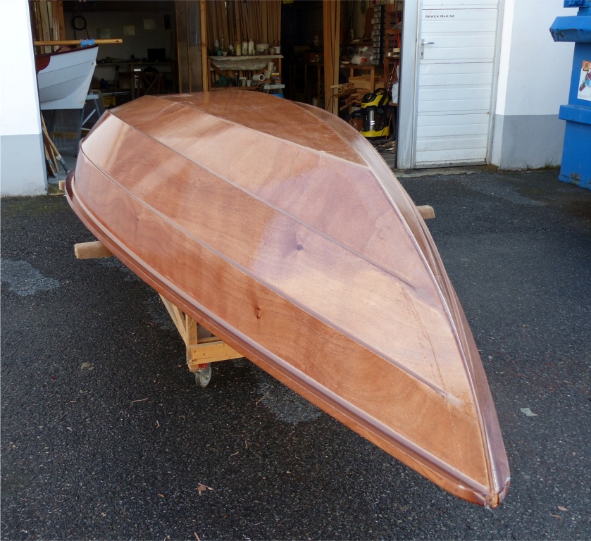 J'encha&icirc;ne ensuite avec une seconde couche "mouill&eacute; sur mouill&eacute;" sur la stratification, que j'&eacute;tends &agrave; l'ensemble de la surface de la coque. Je prends cette photo le lendemain, juste avant de proc&eacute;der au pon&ccedil;age. 