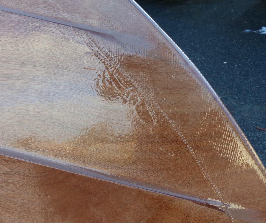 Gros plan sur l'&eacute;trave : il faut maintenant "effacer" le relief que constitue la lisi&egrave;re de la bande de renfort. 