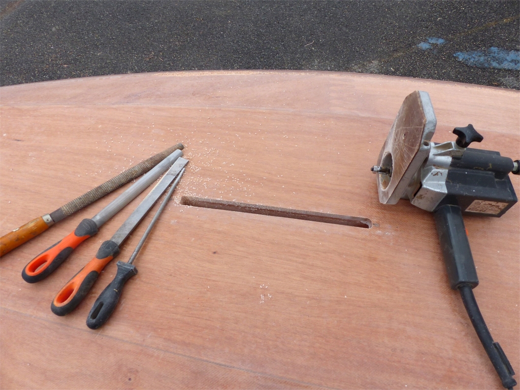 Je vais ensuite utiliser ces limes et r&acirc;pes pour "finir" l'ouverture. En effet, il peut y avoir des bavures d'&eacute;poxy charg&eacute;e provenant du collage du puits de d&eacute;rive, et celles-ci "trompent" la fraise &agrave; copier en faisant d&eacute;vier le roulement &agrave; billes.