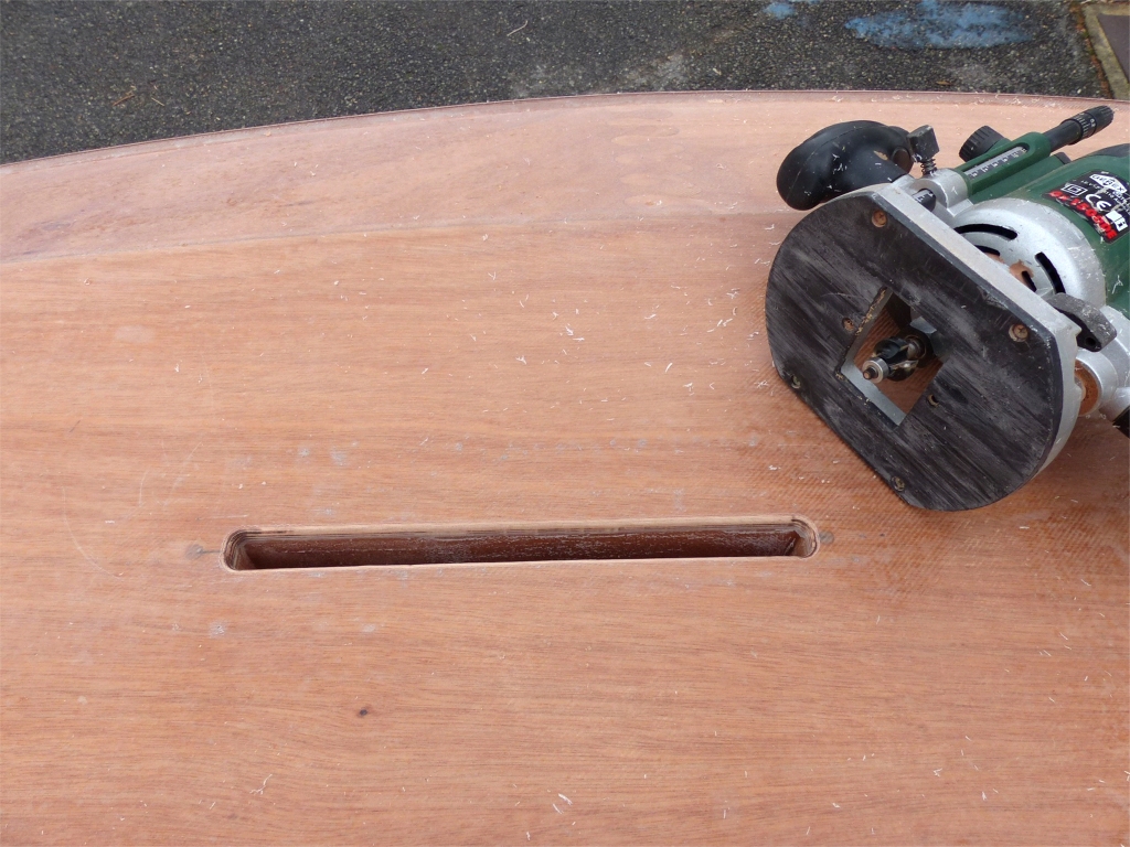 J'utilise cette seconde d&eacute;fonceuse &eacute;quip&eacute;e d'une fraise en quart de rond, &eacute;galement munie d'un roulement &agrave; billes, afin d'arrondir l'ar&ecirc;te sur toute la p&eacute;riph&eacute;rie de l'ouverture. Plus qu'un coup de papier de verre et ce sera bon ! Je me rappelle (sans nostalgie) des premi&egrave;res fois que j'ai du faire cette op&eacute;ration qui me traumatisait et me prenait des heures de doutes et d'interrogations... Maintenant, je n'y passe plus qu'une dizaine de minutes et c'est (presque) la routine ! 