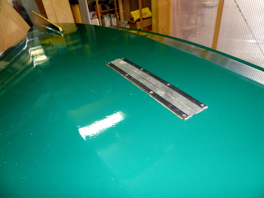 J'ai aussi coup&eacute;, viss&eacute; et coll&eacute; (au mastic silicone) deux longueurs de profil&eacute; pour les l&egrave;vres d'aveuglement de l'ouverture du puits de d&eacute;rive, dont la fonction est d'&eacute;viter la g&eacute;n&eacute;ration de turbulences dans le puits de d&eacute;rive lorsque le bateau se d&eacute;place et que la d&eacute;rive n'est pas &agrave; poste (donc quand on rame, et que l'on a justement le post&eacute;rieur partiellement pos&eacute; sur le puits de d&eacute;rive). Outre l'humidification d&eacute;concertante qu'elles provoquent chez l'utilisateur, les turbulences "co&ucirc;tent" une partie de l'effort d&eacute;ploy&eacute; par celui-ci. Ces l&egrave;vres sont donc tr&egrave;s int&eacute;ressantes, mais ont un inconv&eacute;nient : elles peuvent g&ecirc;ner l'extraction de la d&eacute;rive car il leur arrive de "coller" sur la d&eacute;rive et de coincer dans l'entr&eacute;e du puits. Je pense n&eacute;anmoins que leur int&eacute;r&ecirc;t justifie cette difficult&eacute; intermittente. 