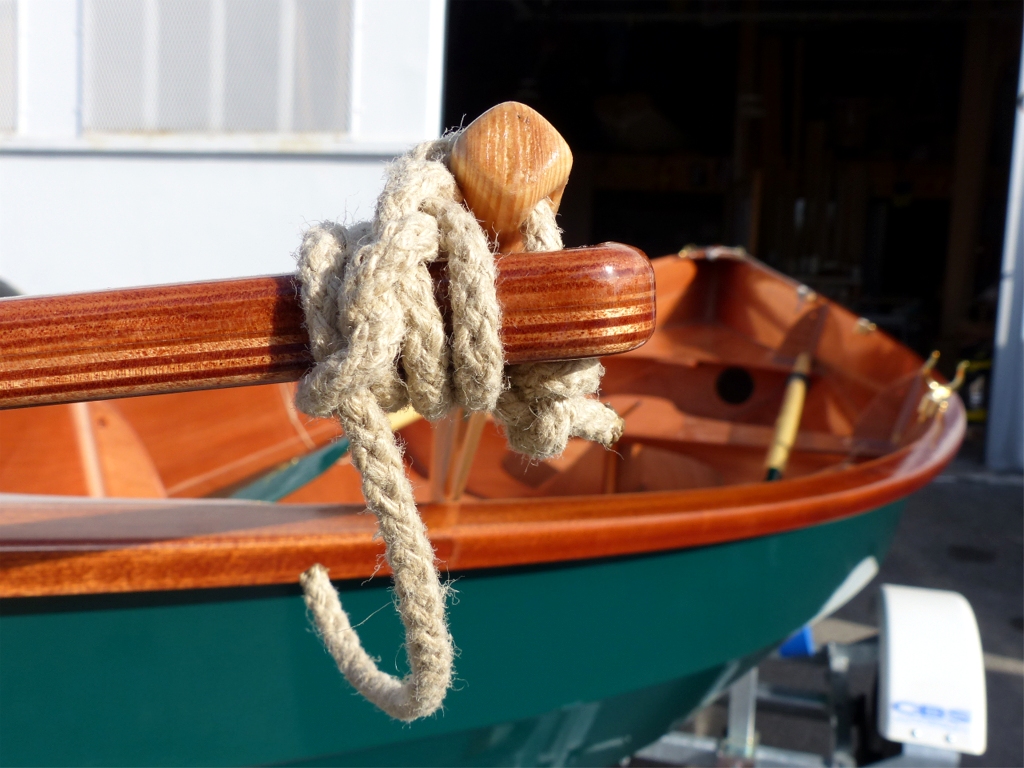 Gros plan sur la liaison entre le timon et le stick : un court cordage termin&eacute; par un noeud en 8 passe &agrave; travers le bout du timon, &agrave; travers le bout du stick et revient se nouer par 4 demi-cl&eacute;s sur le bout du timon : difficile de faire plus simple. 