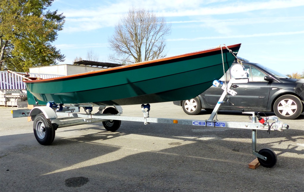 Vue g&eacute;n&eacute;rale de la remorque CBS T1M. J'ai pass&eacute; un bon petit moment &agrave; r&eacute;gler la position et la hauteur des trois galets dispos&eacute;s sur le timon et des deux "diabolos" mont&eacute;s sur la traverse derri&egrave;re l'essieu pour la conformer &agrave; la morphologie du Skerry. Je trouve le rapport qualit&eacute;/prix de ces remorques imbattable, et ce mod&egrave;le est parfait pour mes petits bateaux. Je peux vous le fournir avec une remise sur le tarif public. 