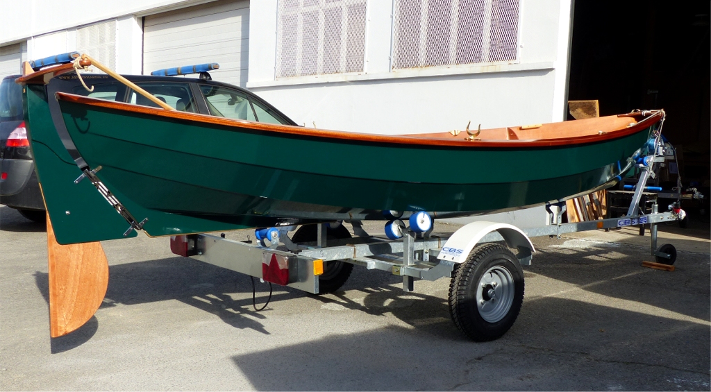 Bien s&ucirc;r, on ne roule pas avec le gouvernail install&eacute;. Cette remorque l&eacute;g&egrave;re permet &agrave; une personne seule de lancer et remonter le Skerry ais&eacute;ment, sans immerger les roues au-del&agrave; de la hauteur des pneus (surtout &eacute;viter d'immerger les moyeux car les roulements ne sont pas &eacute;tanches) et sans utiliser le treuil &agrave; sangle. 