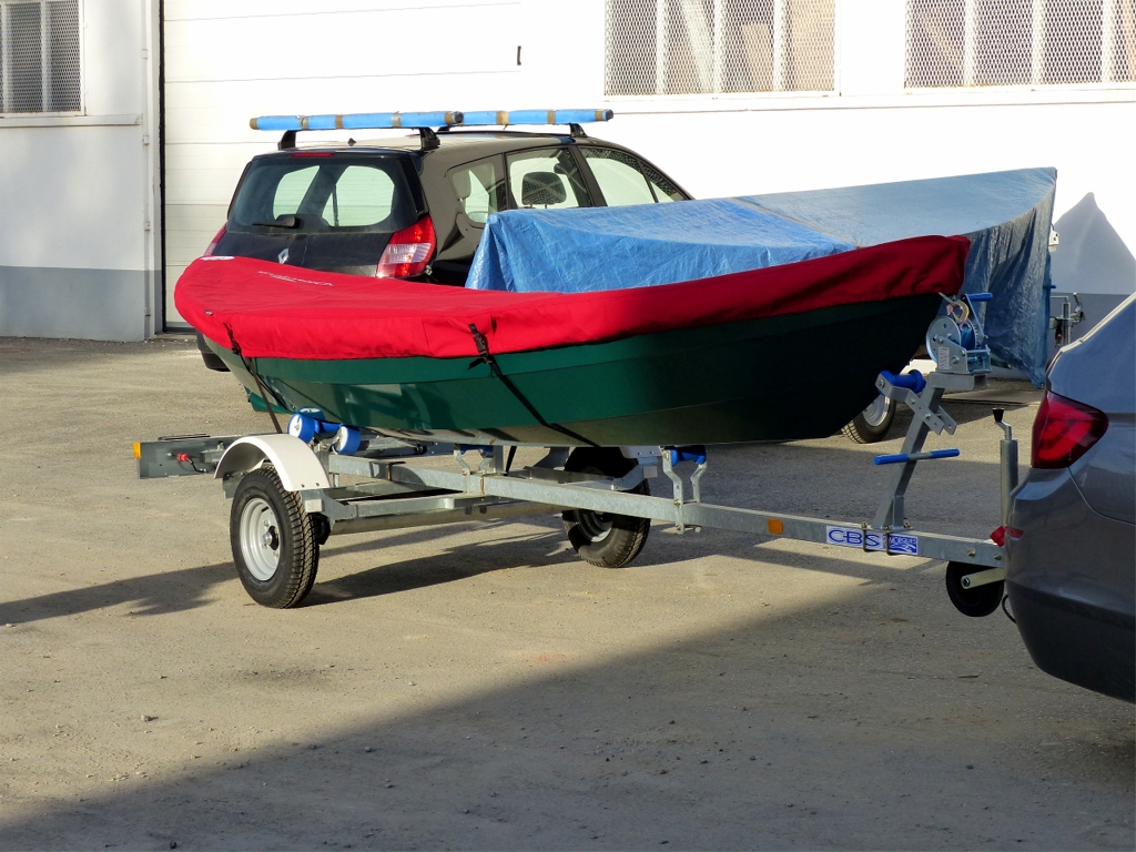 Je fournis aussi ces tauds sur mesure qui sont r&eacute;alis&eacute;s &agrave; l'unit&eacute; avec un tissu acrylique dont la fibre est teint&eacute;e dans la masse pour un coloris durable. De plus ce tissu est "respirant" : il arr&ecirc;te l'eau mais laisse passer l'air afin d'&eacute;viter la condensation et la moisissure. Le tissu est produit en France, les tauds sont coup&eacute;s et cousus &agrave; Nemours (pas chez Dupont). Et pan pour les chinois ! J'ajoute que ces tauds sont nettement plus &eacute;l&eacute;gants que les baches en non-tiss&eacute; comme celle que l'on aper&ccedil;oit sur Gandalf, derri&egrave;re "La Baleine", sur le point de prendre la route. 