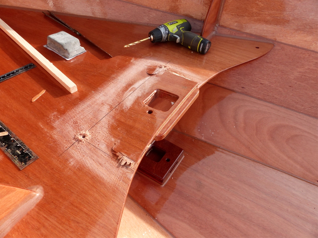 Je fais une premi&egrave;re d&eacute;coupe pour enlever le plus gros de la zone ab&icirc;m&eacute;e. J'ai perc&eacute; et je vais couper &agrave; la scie sauteuse, en finissant &agrave; la scie japonaise sur la cloison. Je recouperai ensuite un peu plus large surtout vers l'avant. 