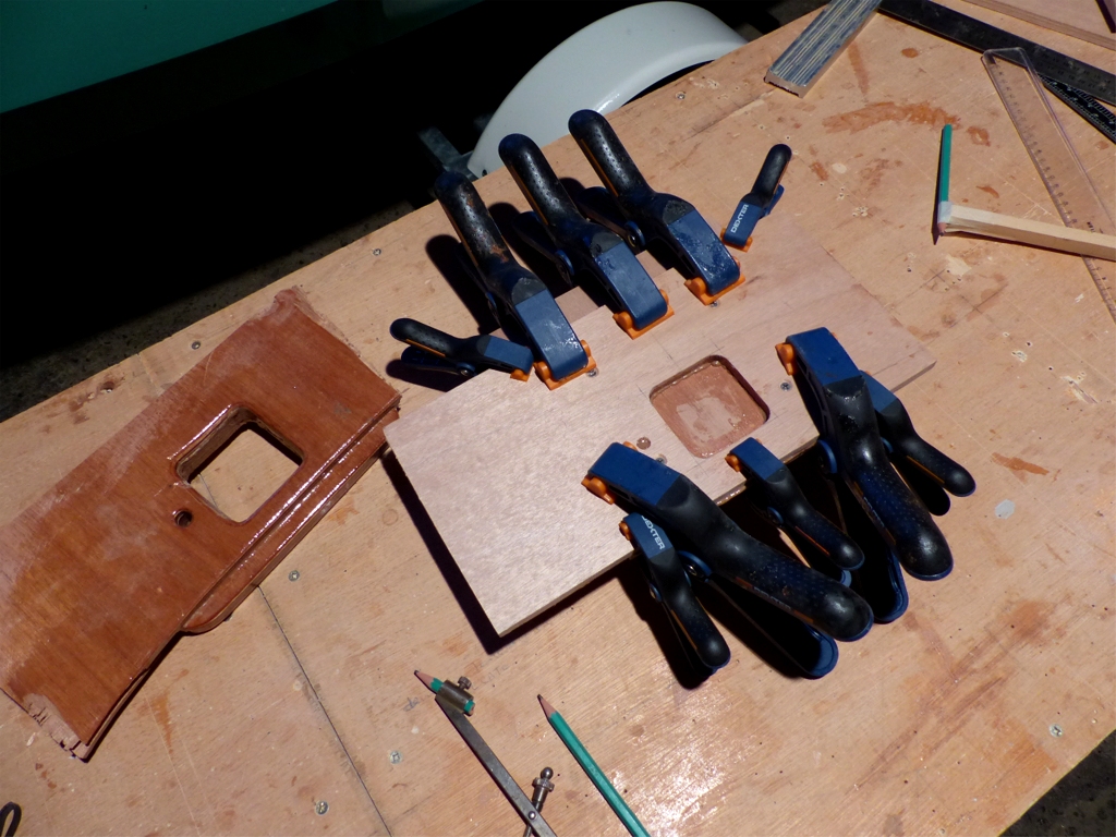 Je pr&eacute;pare la pi&egrave;ce principale de la r&eacute;paration, qui va venir boucher le trou visible sur l'image pr&eacute;c&eacute;dente. J'ai coll&eacute; un nouveau renfort dessous, en le laissant un peu d&eacute;passser devant afin de verouiller la pi&egrave;ce en place. Les deux &eacute;paisseurs ont d'abord &eacute;t&eacute; viss&eacute;es l'une sur l'autre afin de les positionner pr&eacute;cis&eacute;ment dans les deux niveaux d'encoches : dans le si&egrave;ges et dans la cloison.