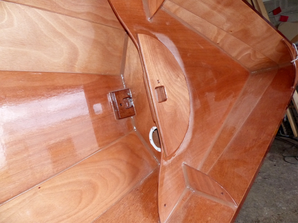 Je commence par passer une couche d'impr&eacute;gnation &eacute;poxy sur la nouvelle pi&egrave;ce rapport&eacute;e et sur la zone du joint. Notez que je n'ai pas encore gratt&eacute; le joint silicone qui assurait l'&eacute;tanch&eacute;it&eacute; de la trappe de visite du caisson avant, que j'ai d&eacute;pos&eacute;e pour ne pas la souiller. 