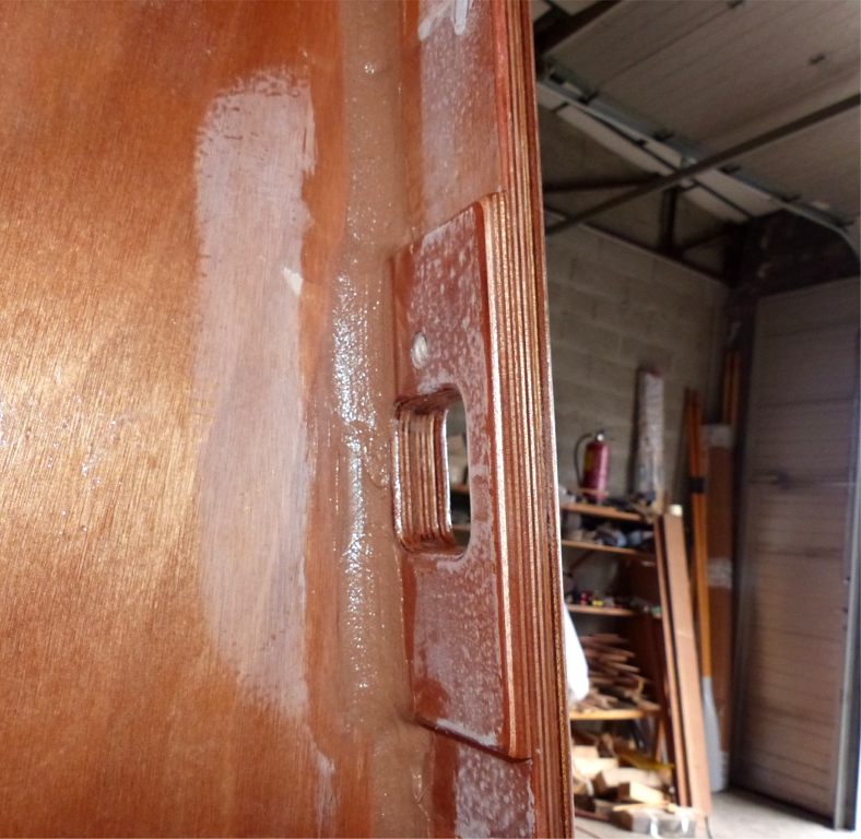 Puis je refais un joint-cong&eacute; de grand rayon entre le haut de la cloison et le dessous de la r&eacute;paration afin d'avoir un maximum de solidit&eacute; dans la fixation du l'&eacute;tambrai r&eacute;par&eacute;. L'aspect blanch&acirc;tre des surfaces est caus&eacute; par le pon&ccedil;age. 